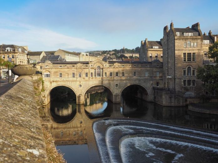 Pulteney Bridge over the River Avon in Bath, UK